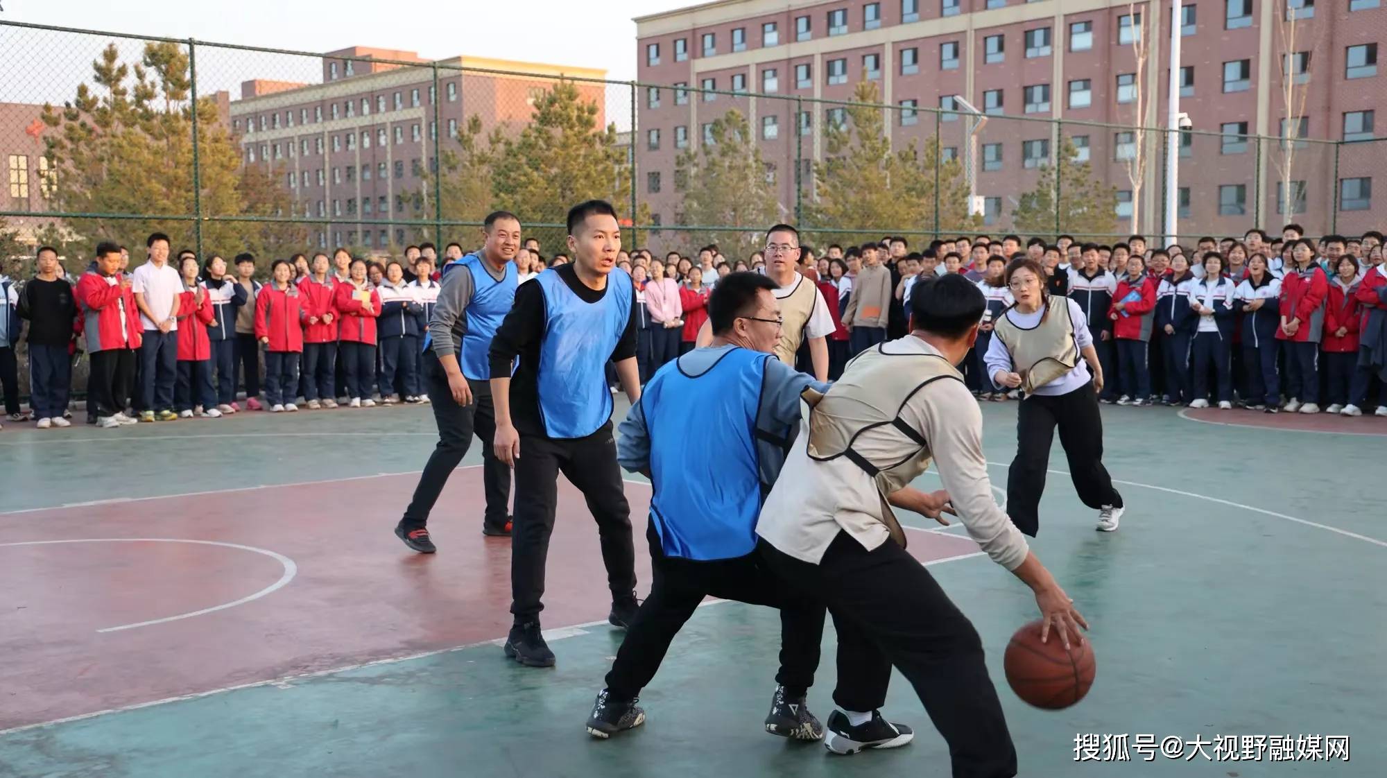 拉开对抗序幕,运动员们在比赛中励精图治 拉开对抗序幕,运动员们在比赛中励精图治