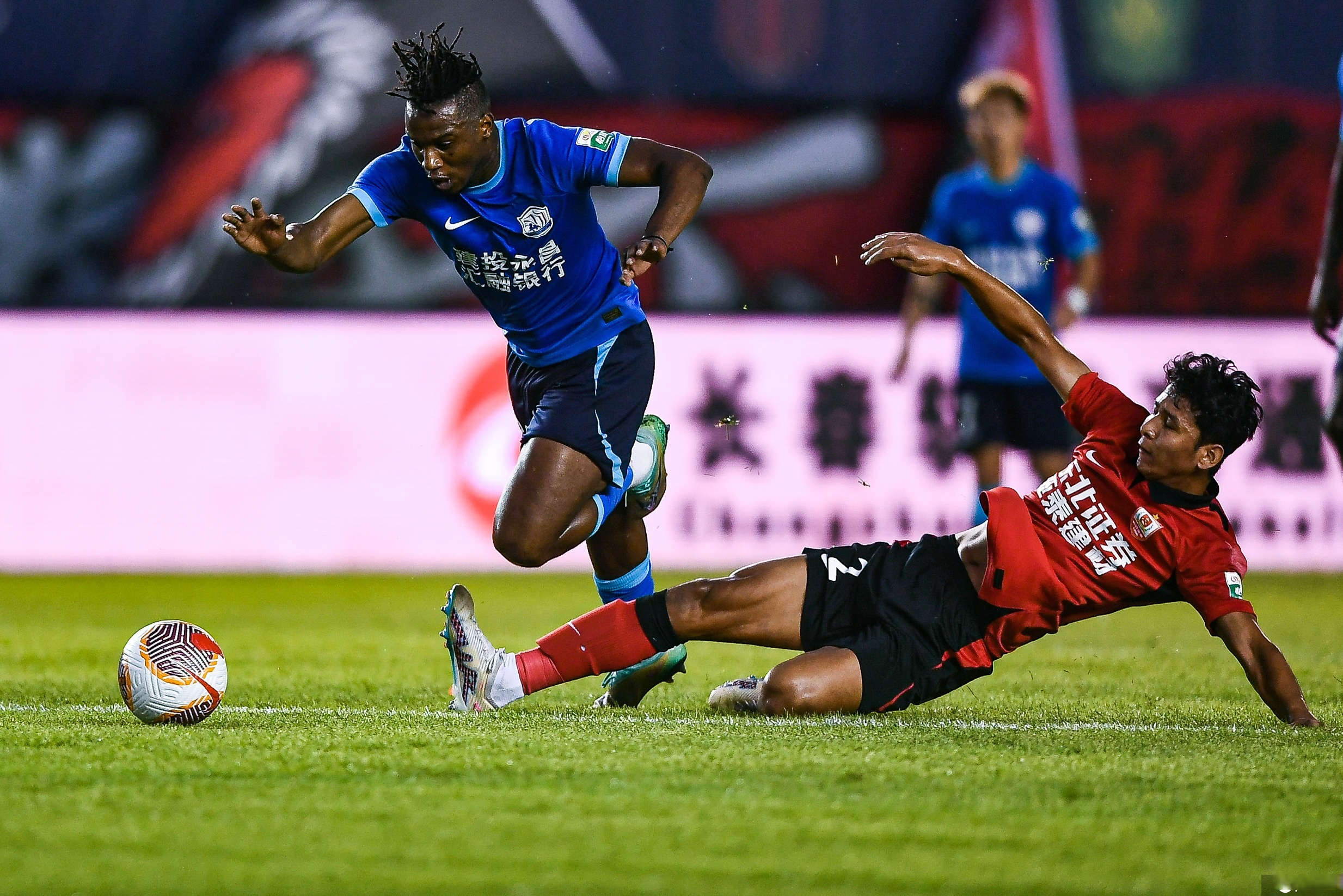 关于上海申鑫比不敌长春亚泰,遭遇惨败的信息 关于上海申鑫比不敌长春亚泰,遭遇惨败的信息