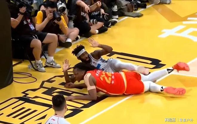 球队在比赛中力克对手获得紧张胜利