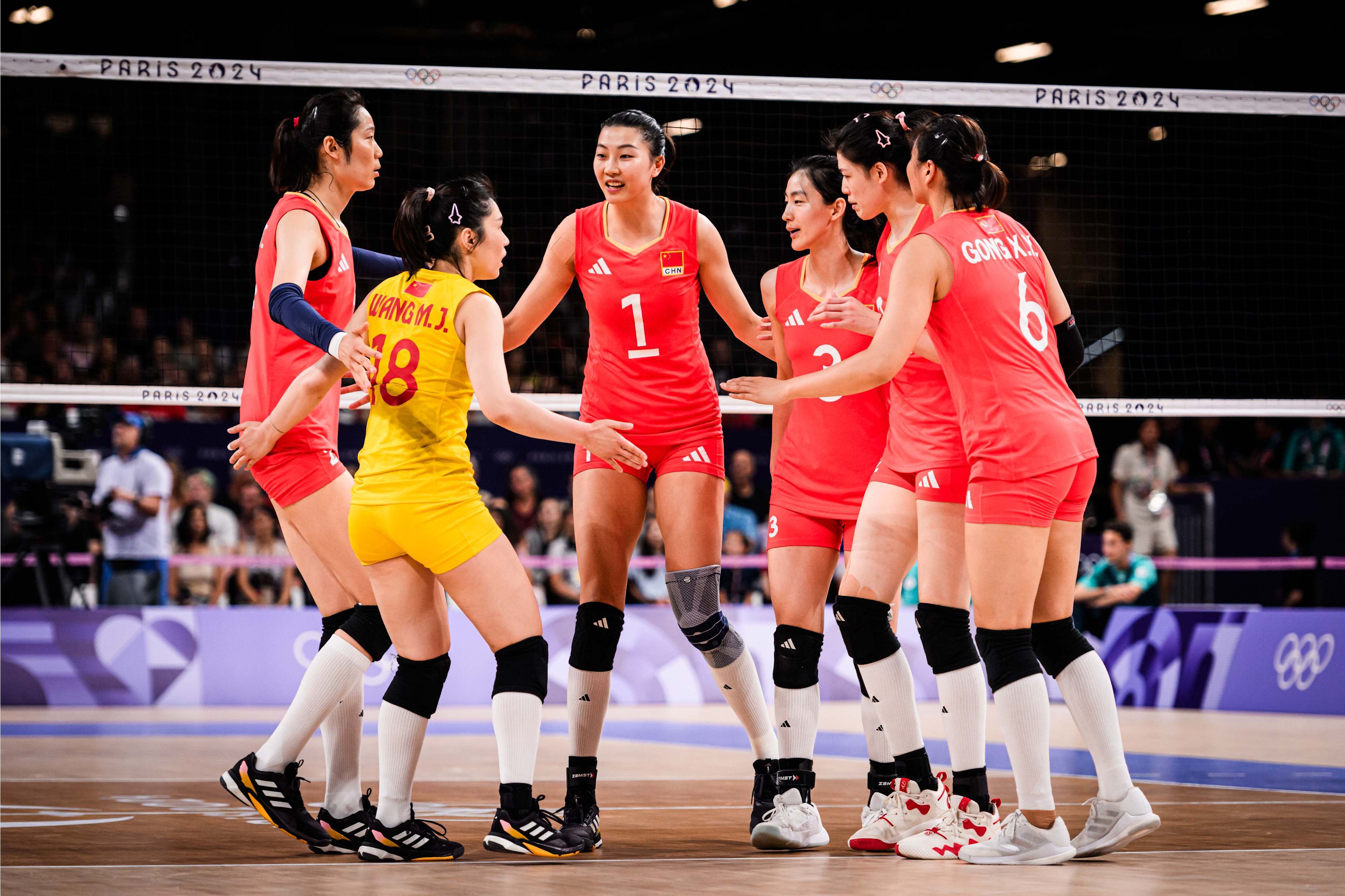 女排比赛激动人心,中国队获得胜利 女排比赛激动人心,中国队获得胜利
