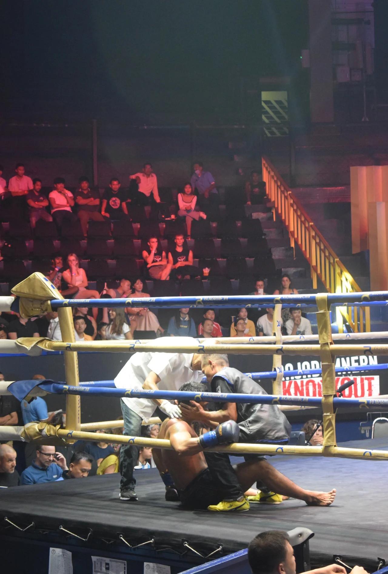 泰国运动员展现实力,引领全场 泰国运动员展现实力,引领全场