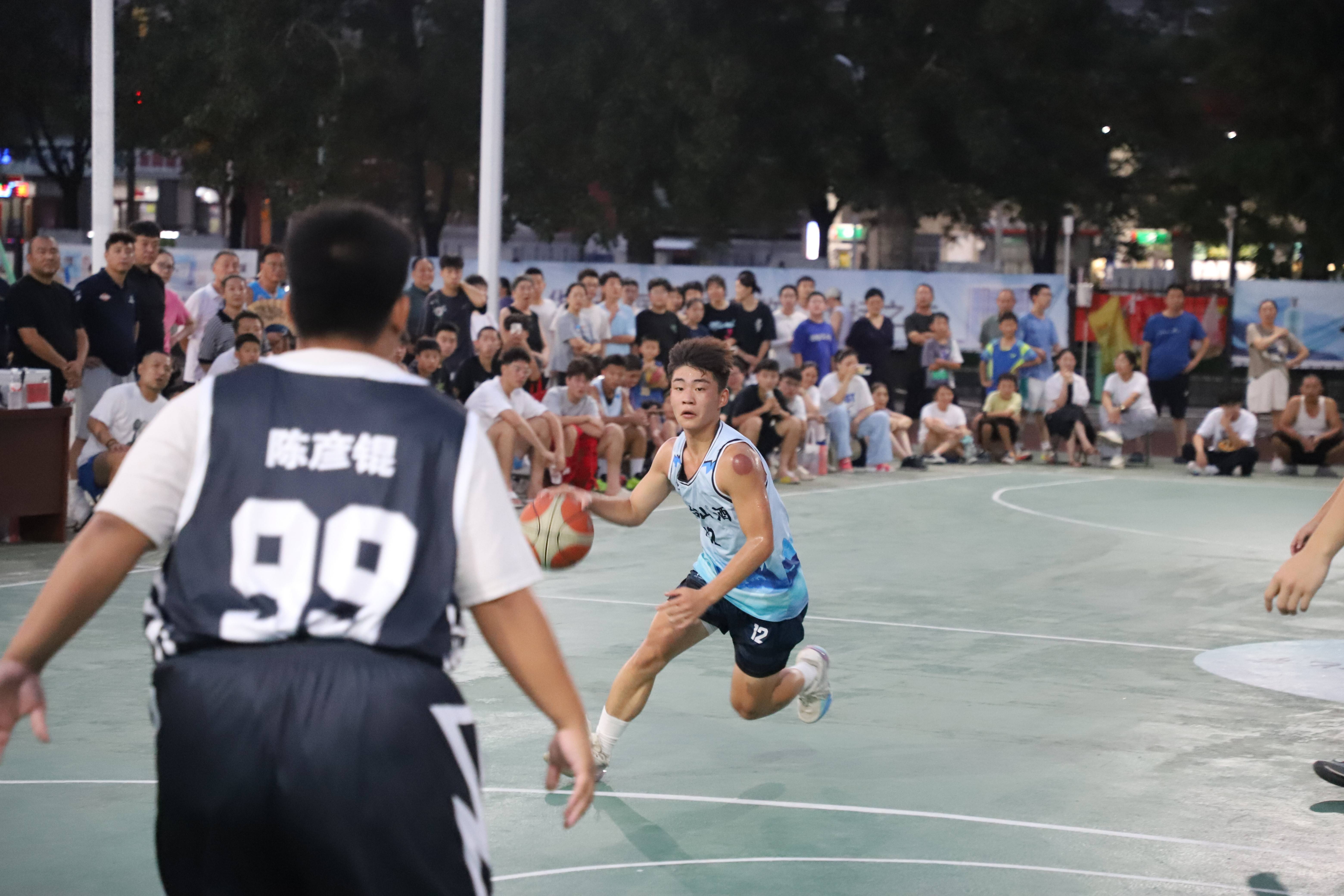 篮球比赛赢得球迷们的喝彩和赞扬 篮球比赛赢得球迷们的喝彩和赞扬