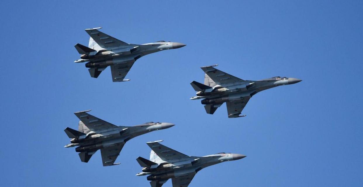 阿尔及利亚铁卫力拼奉献,助球队获胜 阿尔及利亚铁卫力拼奉献,助球队获胜