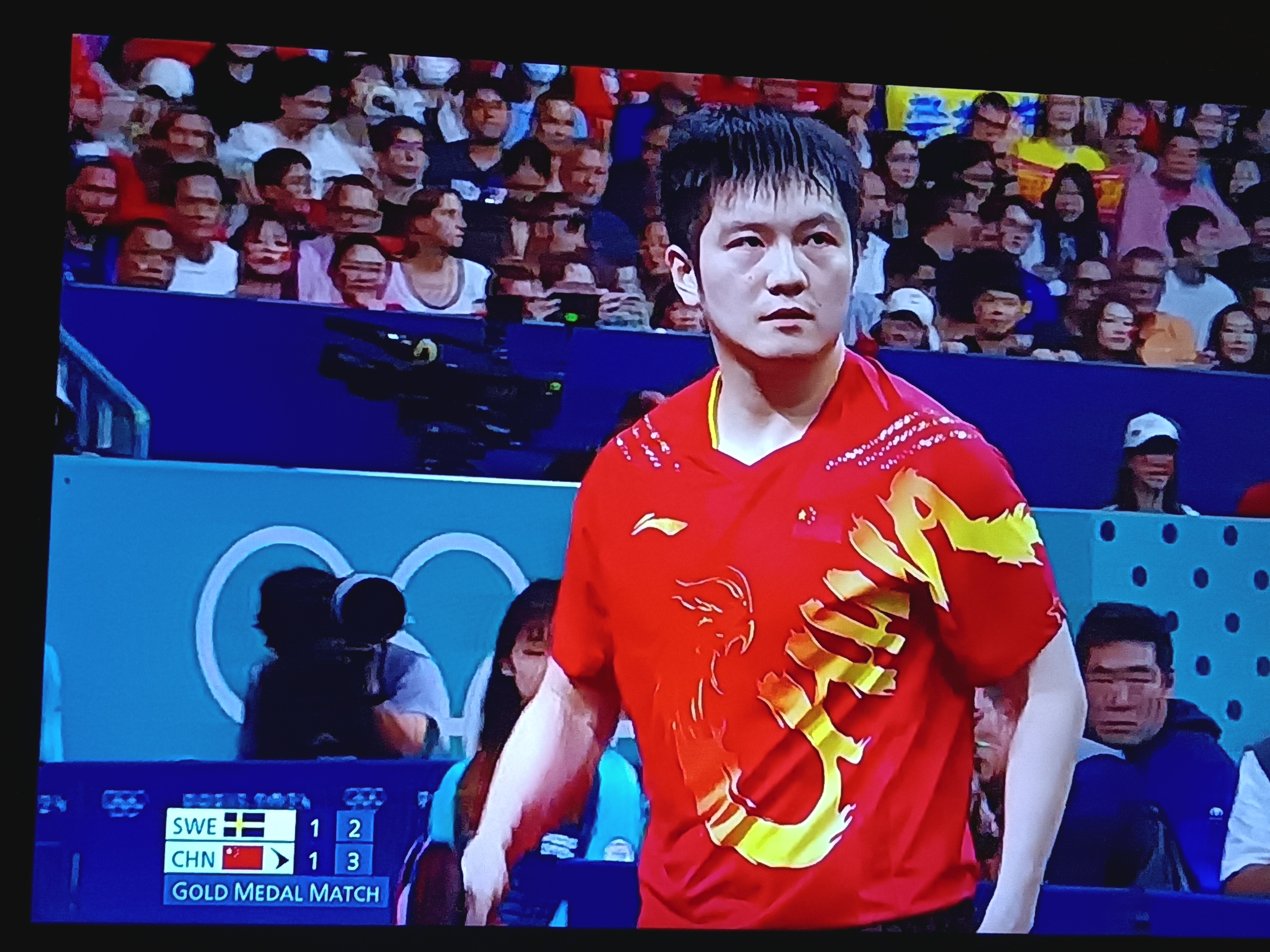 运动员感动全场,观众热情鼓掌 运动员感动全场,观众热情鼓掌