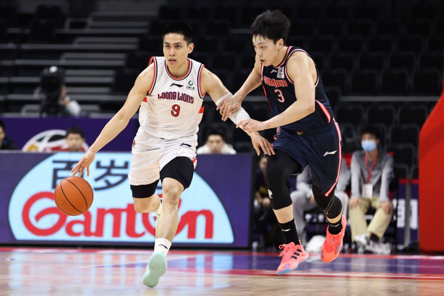 广州男篮与辽宁队交锋,比赛现场气氛火爆 广州男篮与辽宁队交锋,比赛现场气氛火爆